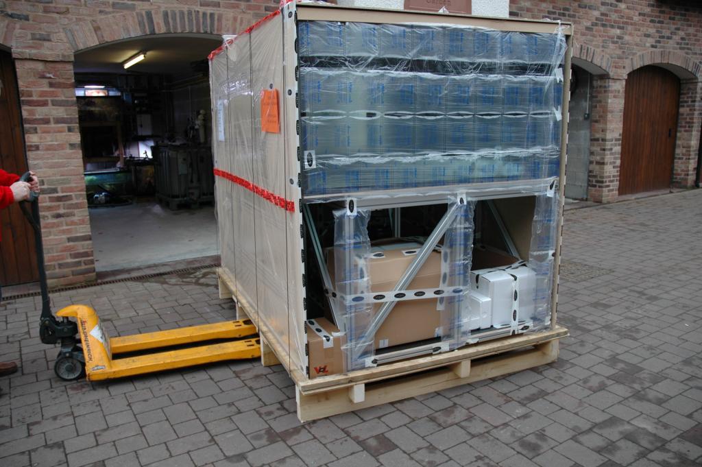 With one of the panels of the crate removed you can see the 5 ft short side of the tank which is protected by packing pillows and cling film. The Aluminium stand can be clearly seen.